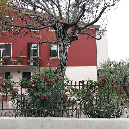 Linuccia Apartment *